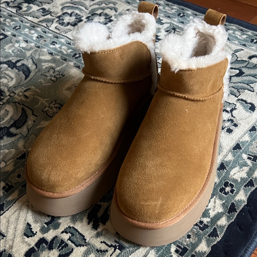 Koolaburra Chestnut Lace Up Boots with Fur Lining